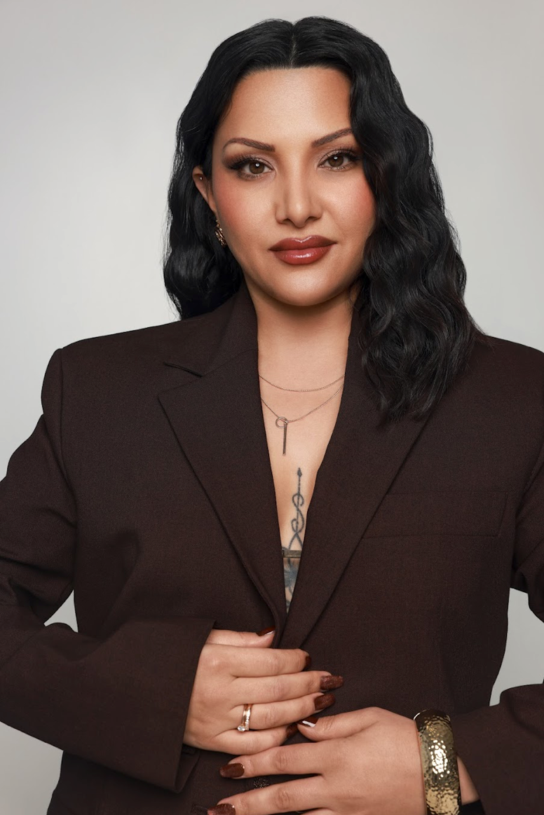 Nesrin Obermeier in braunem Blazer
