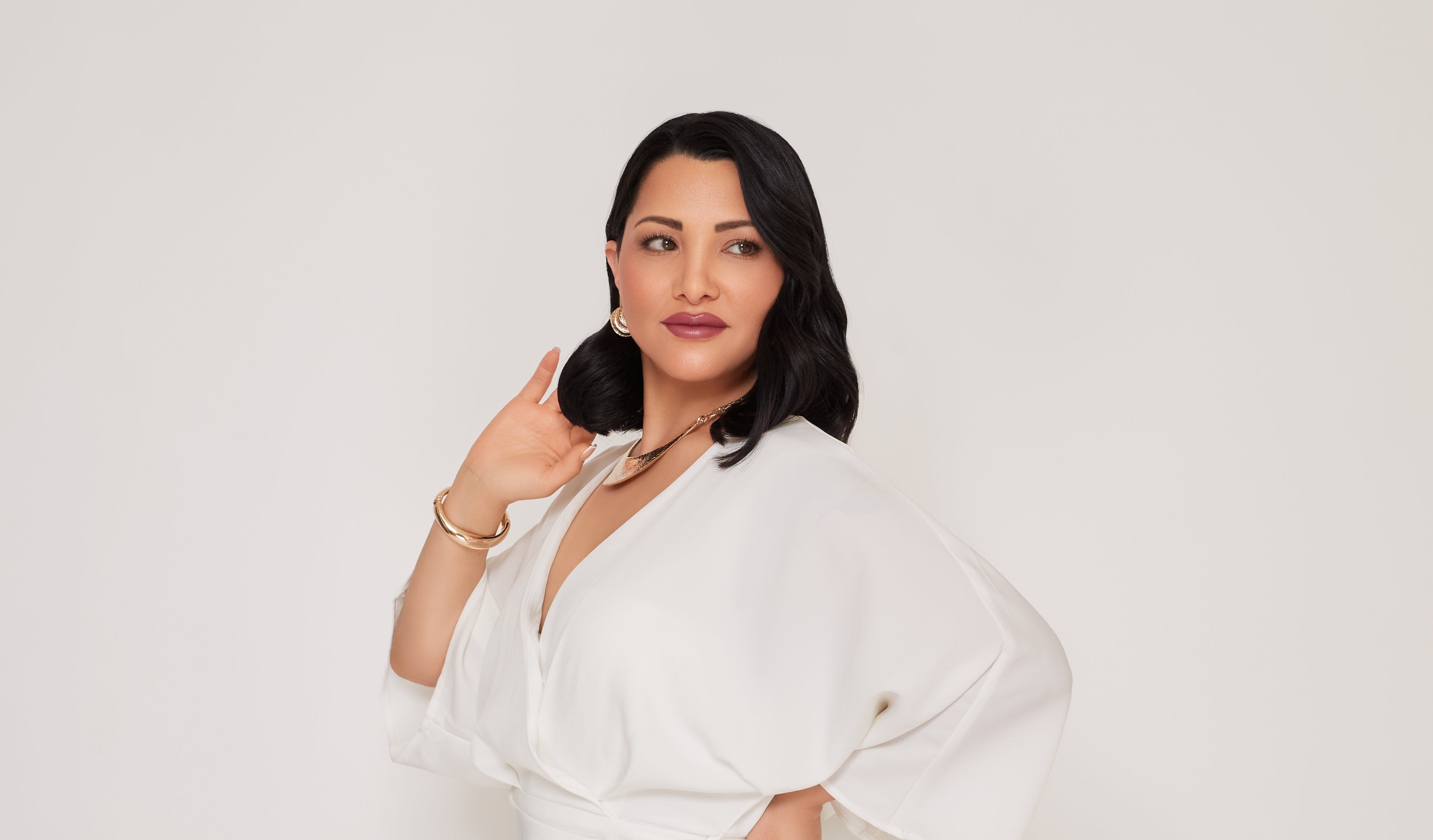 Nesrin Obermeier in weißem Kleid