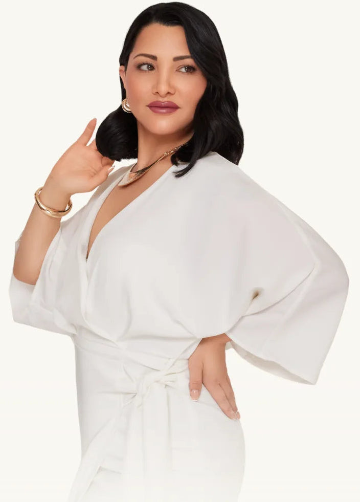 Nesrin Obermeier in weißem Kleid